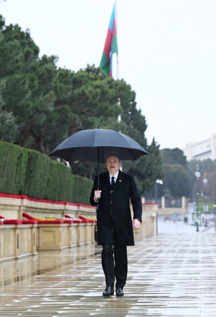 President Ilham Aliyev paid tribute to 20 January martyrs (PHOTO)