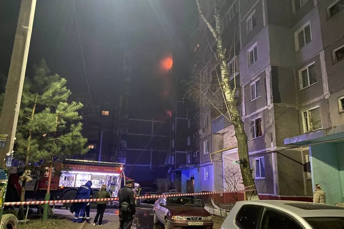 Drone debris damages apartment building in Russia's Kursk video