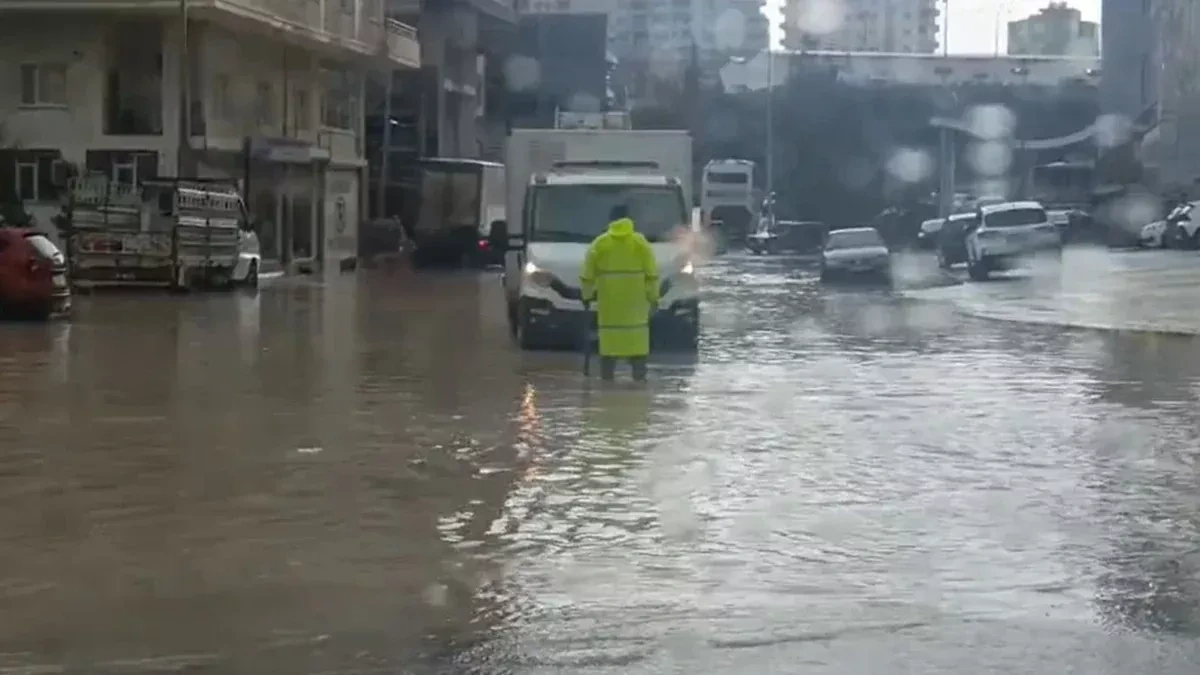 Heavy rainfall in Türkiye causes flooding, kills two