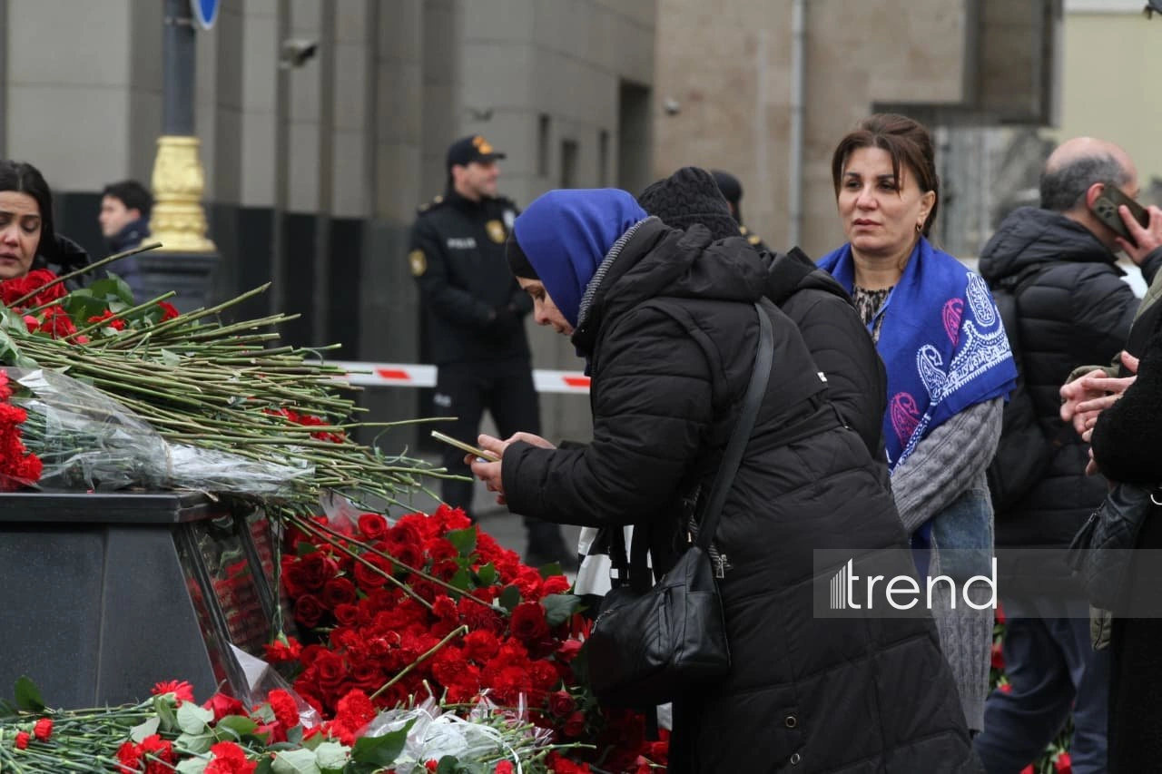 Azerbaijani people visit "Mother's Cry" monument on 34th anniversary of Khojaly genocide (PHOTO)