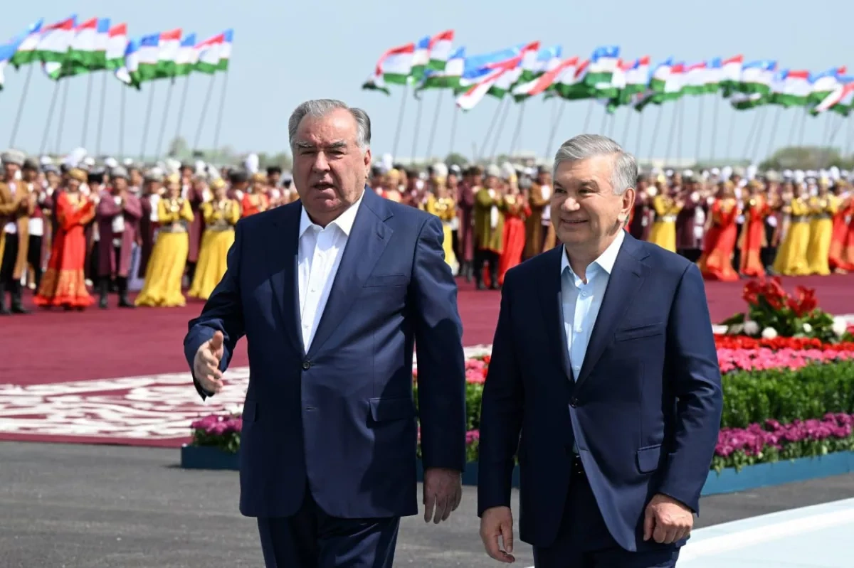 Uzbek President Mirziyoyev arrives in Bukhara for Uzbek-Tajik summit PHOTO