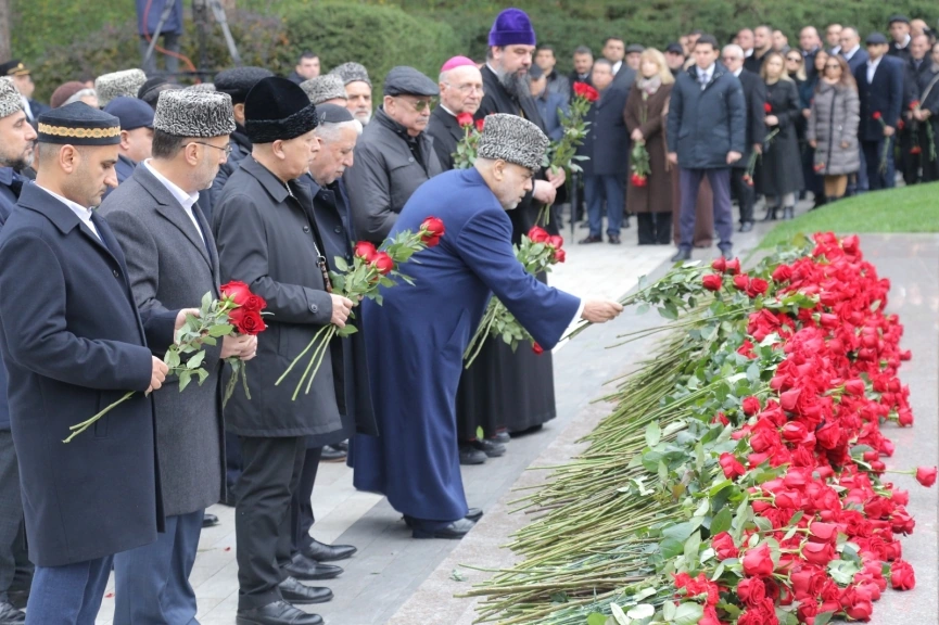 Leaders of faiths in Azerbaijan visit tomb of National Leader Heydar Aliyev (PHOTO)
