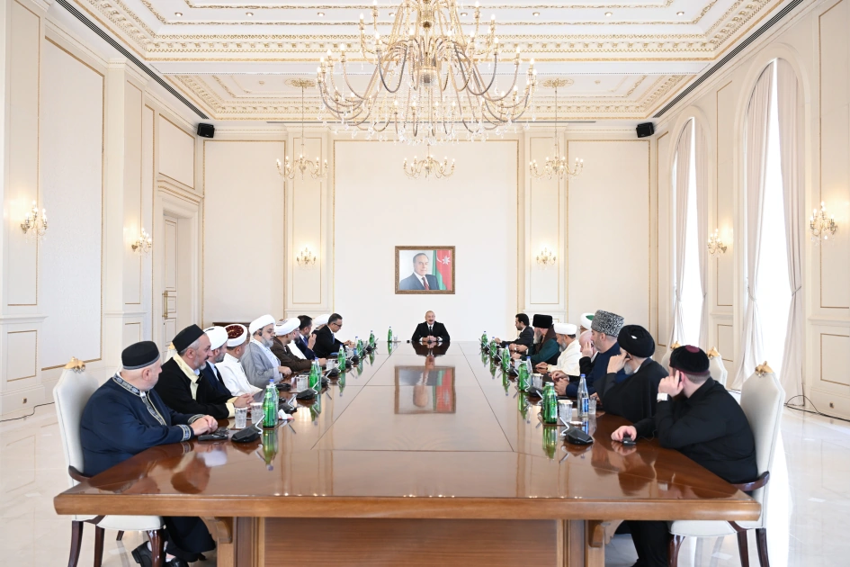 President Ilham Aliyev receives participants of international conferences held in Baku (PHOTO)