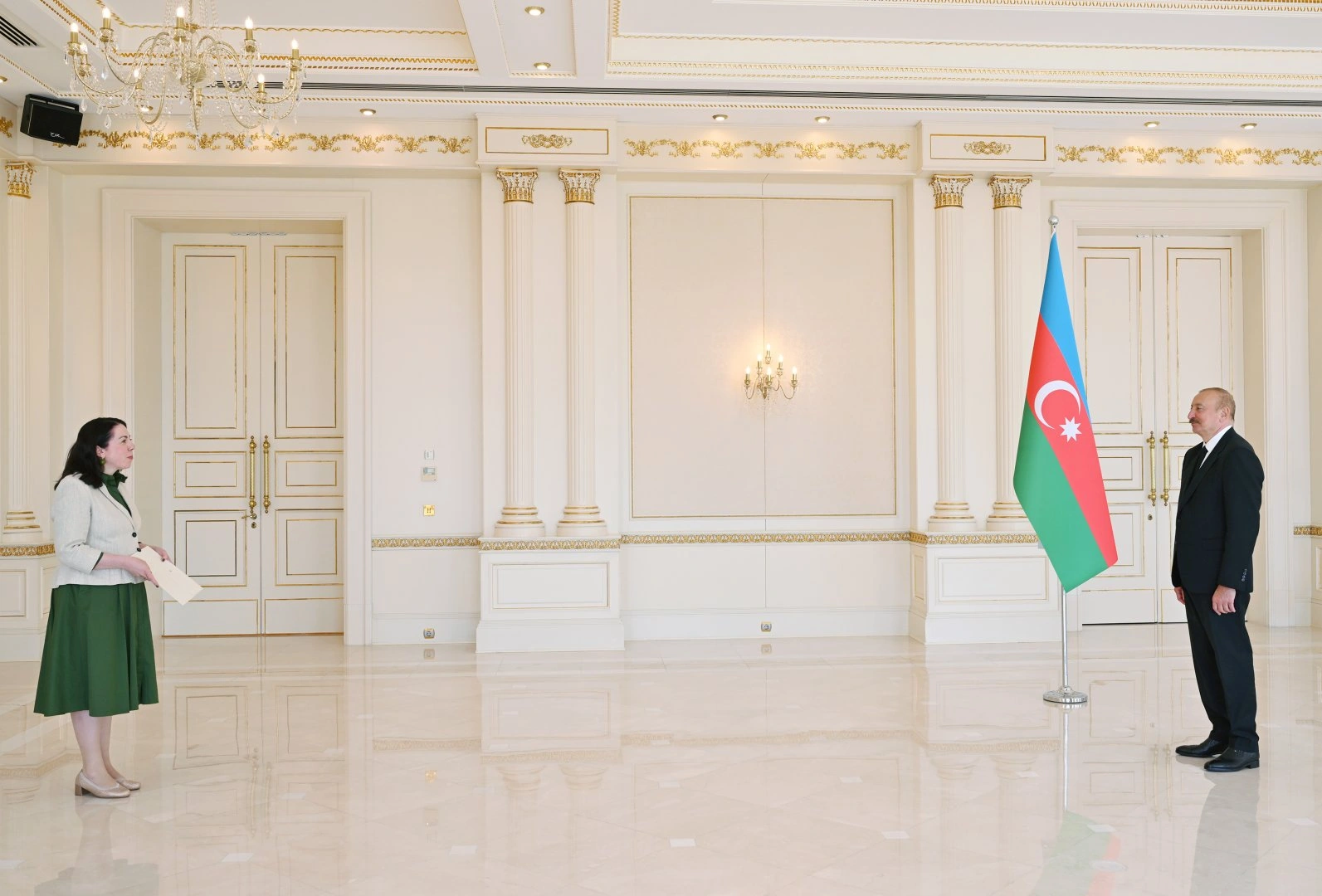 President Ilham Aliyev accepts credentials of Ireland's new ambassador to Azerbaijan (PHOTO)