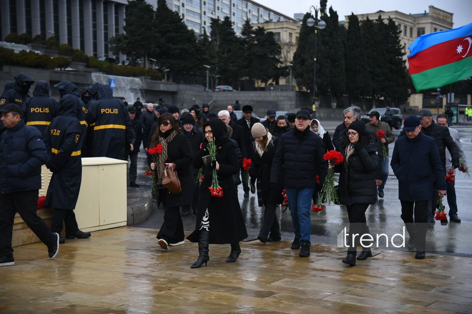 Azerbaijani people honor memory of victims of 20 January tragedy (PHOTO)