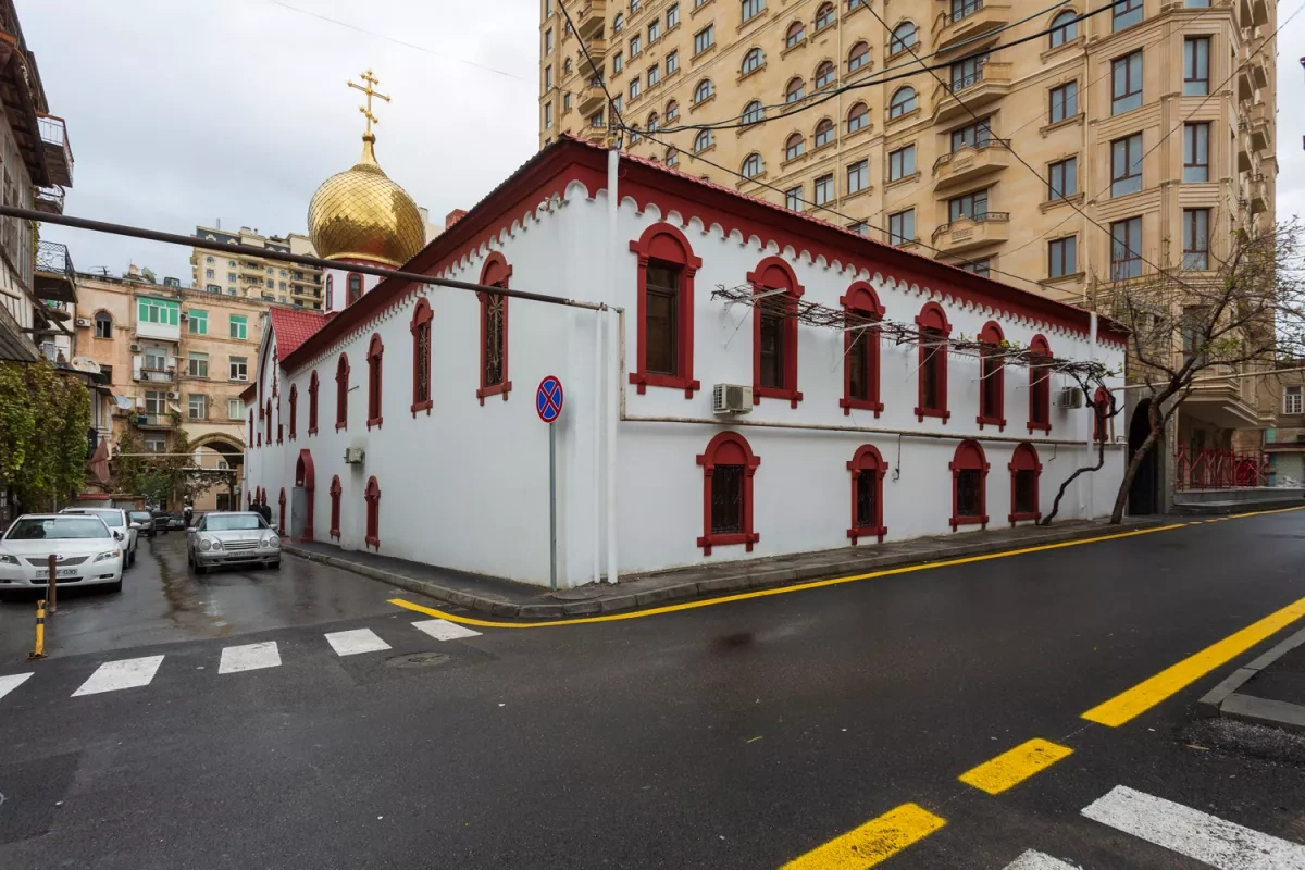Orthodox clergy lay flowers at Alley of Martyrs for January 20 victims