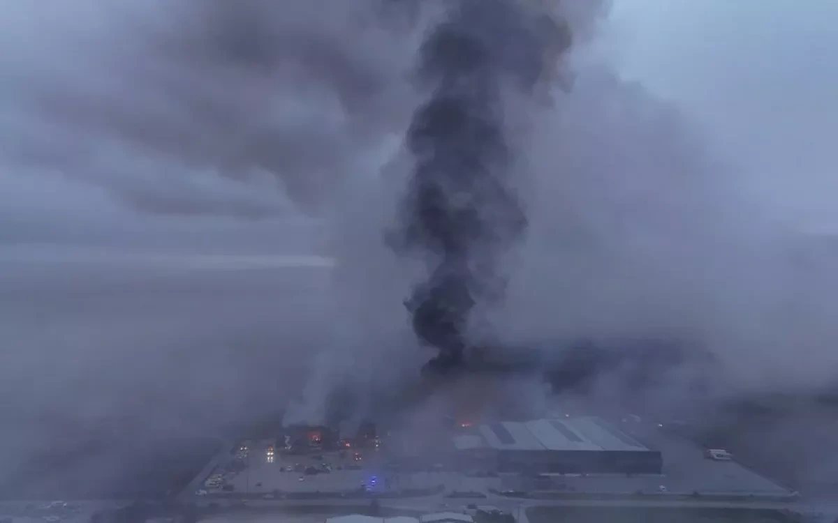 Large fire erupts at biscuit factory in central Greece: five workers missing