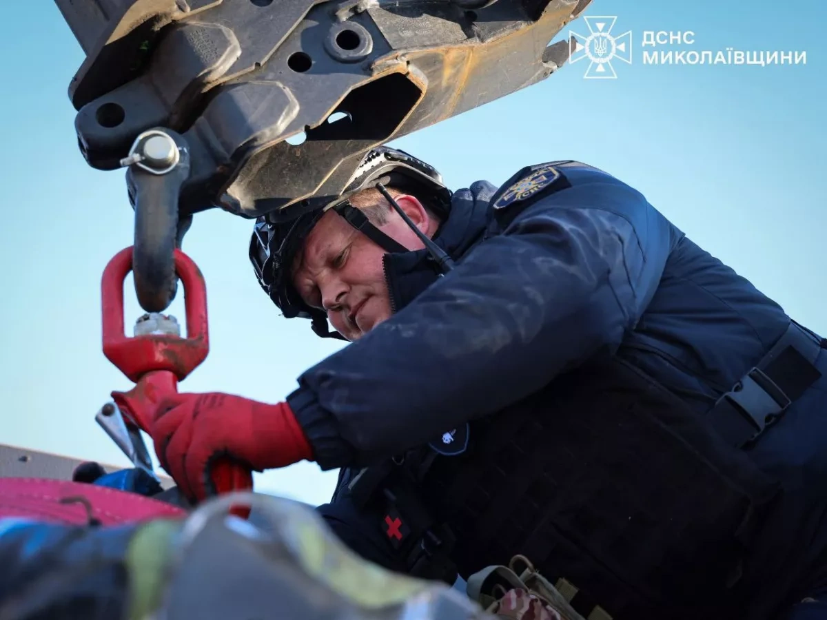 Ukrainian engineers neutralise remains of Russian cruise missile in Mykolaiv PHOTO