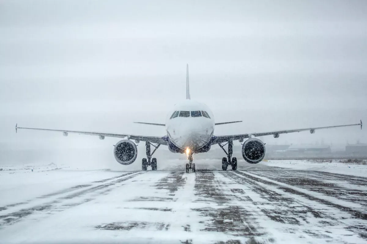Heavy snowfall causes mass flight delays at Moscow airports video