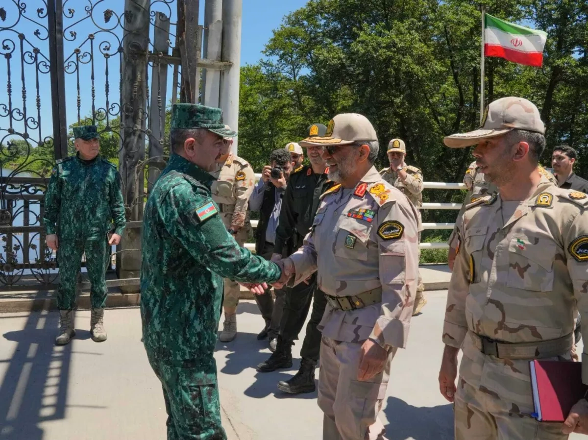 Senior Azerbaijani, Iranian border generals meet at frontier PHOTO