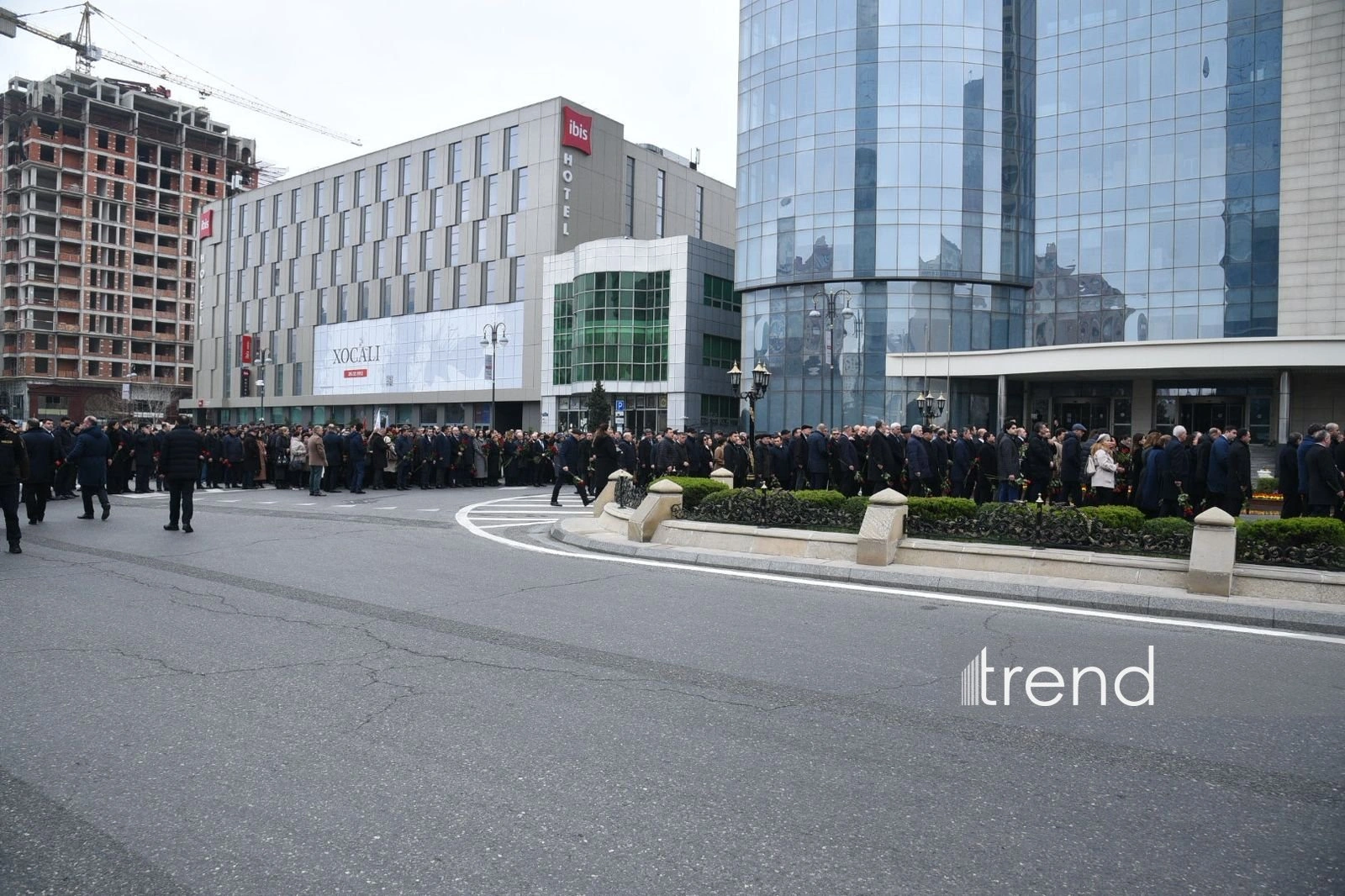 Azerbaijani people visit "Mother's Cry" monument on 34th anniversary of Khojaly genocide (PHOTO)