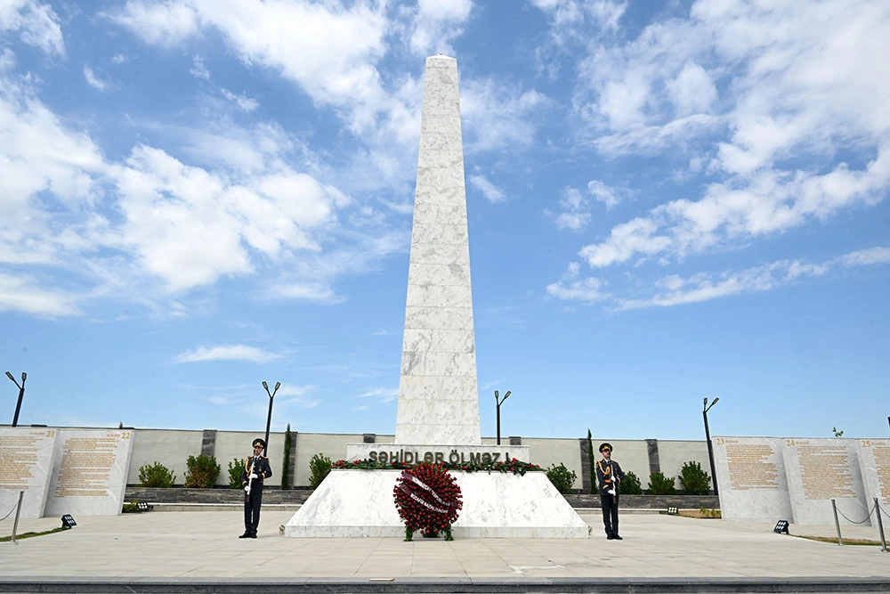 Leadership of Azerbaijan’s Ministry of Defense visits Alley of Honors, Victory Park, and Military Memorial Cemetery (PHOTO/VIDEO)