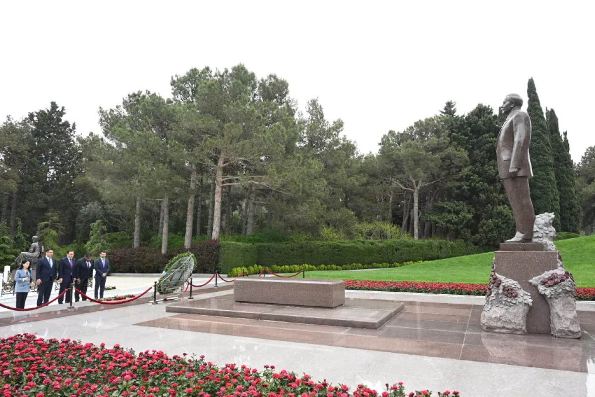 IPU Secretary General visits Alley of Martyrs in Baku PHOTO