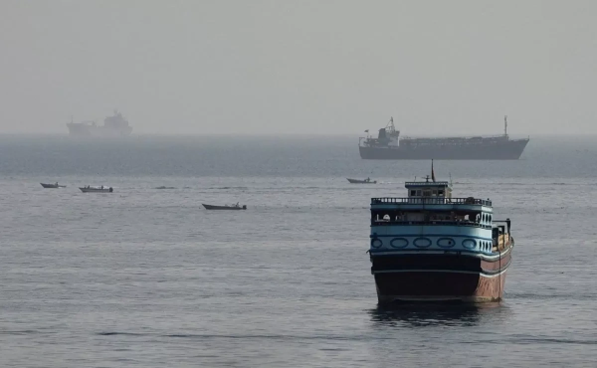 FT: Hormuz shipping deal could lead US to lift naval blockade of Iran