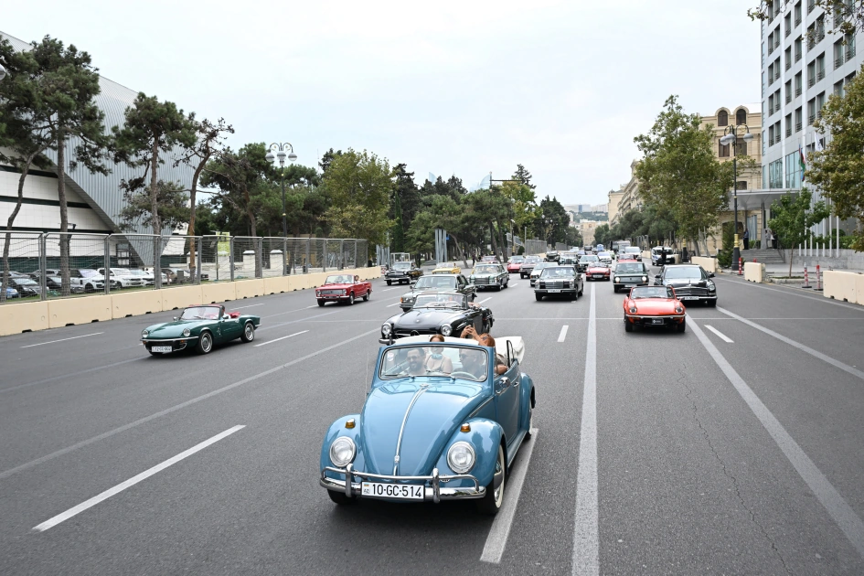 Vice-President of Heydar Aliyev Foundation Leyla Aliyeva and Arzu Aliyeva watch classic car parade and exhibition (PHOTO)