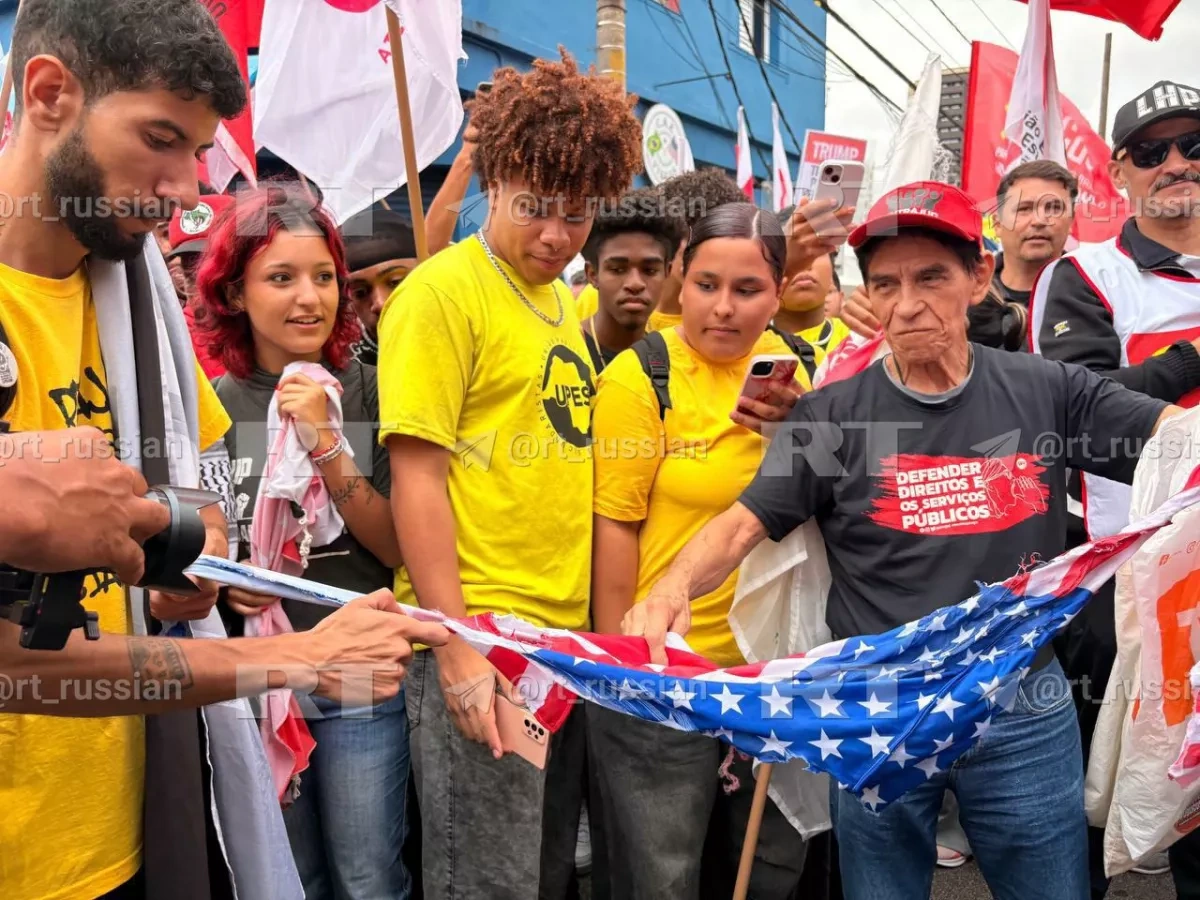 Protesters burn US flags outside American consulate in Brazil over Venezuela raid Photo/Video