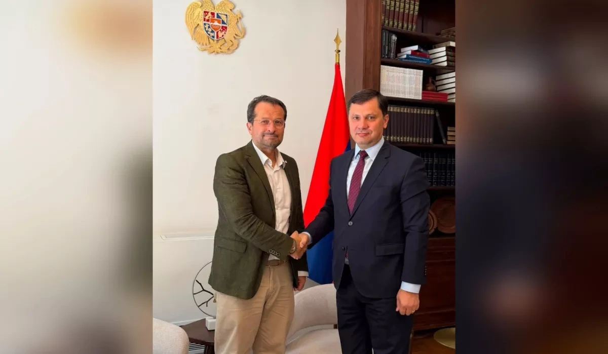 Armenian envoy meets Carrefour executive to push retail exports to France