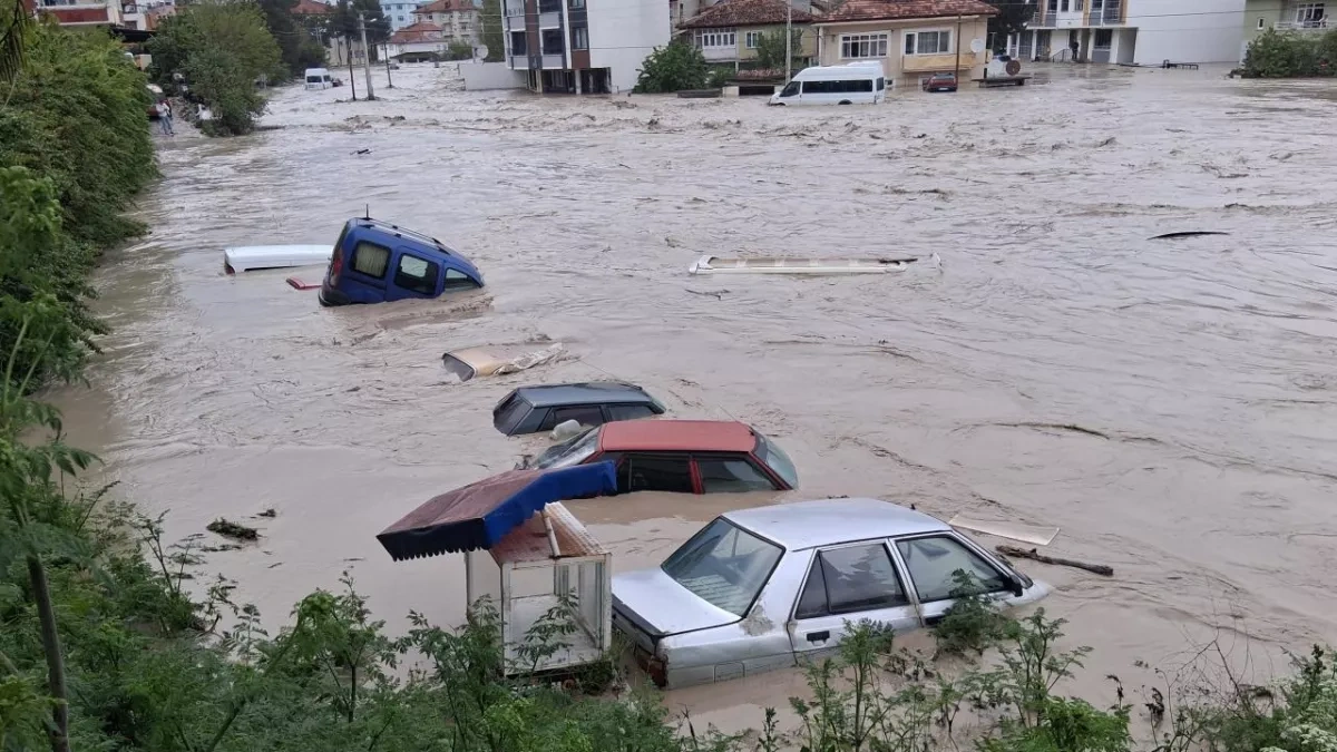Flooding forces school closures in northern Türkiye after heavy rains VIDEO