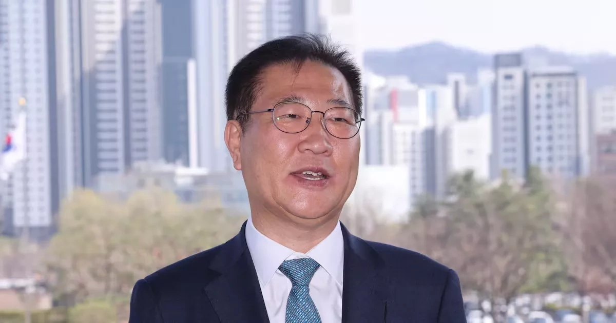 Former South Korean justice minister jailed over martial law plot