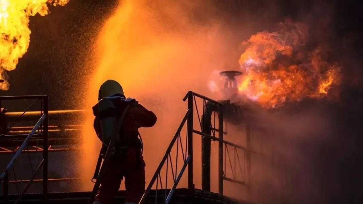 Fire breaks out at motor oil plant in northwestern Iran VIDEO