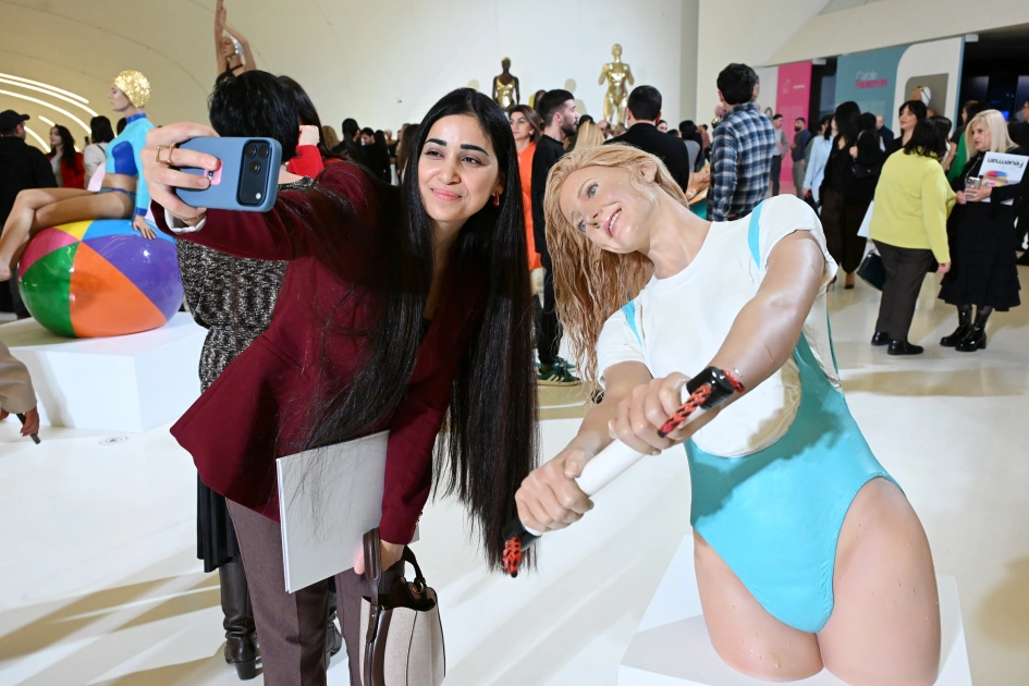 World-renowned American sculptor Carole Feuerman’s exhibition “Reborn into the Water” opens at Heydar Aliyev Center (PHOTO)