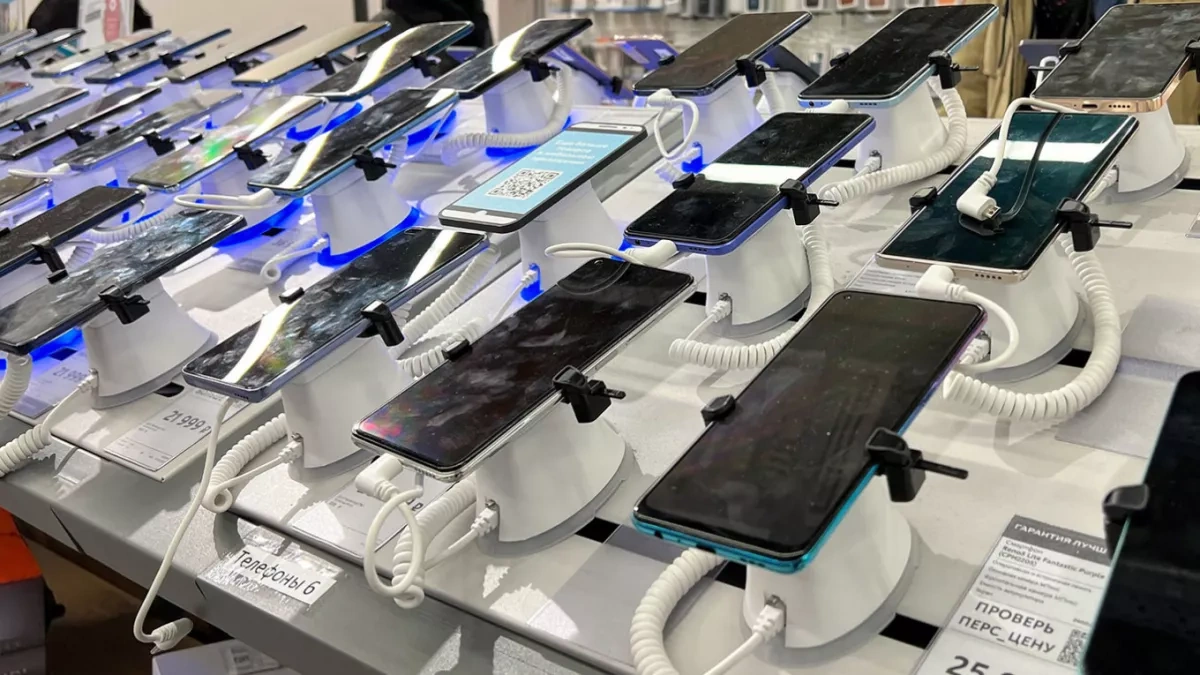 Russia's smartphone market shrinks as consumer demand weakens