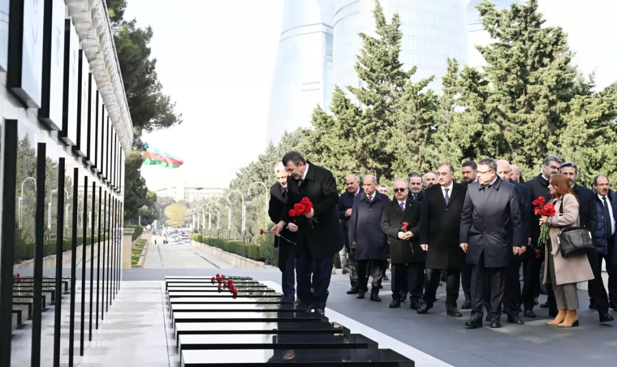 Turkish VP pays tribute to martyrs in Baku PHOTO