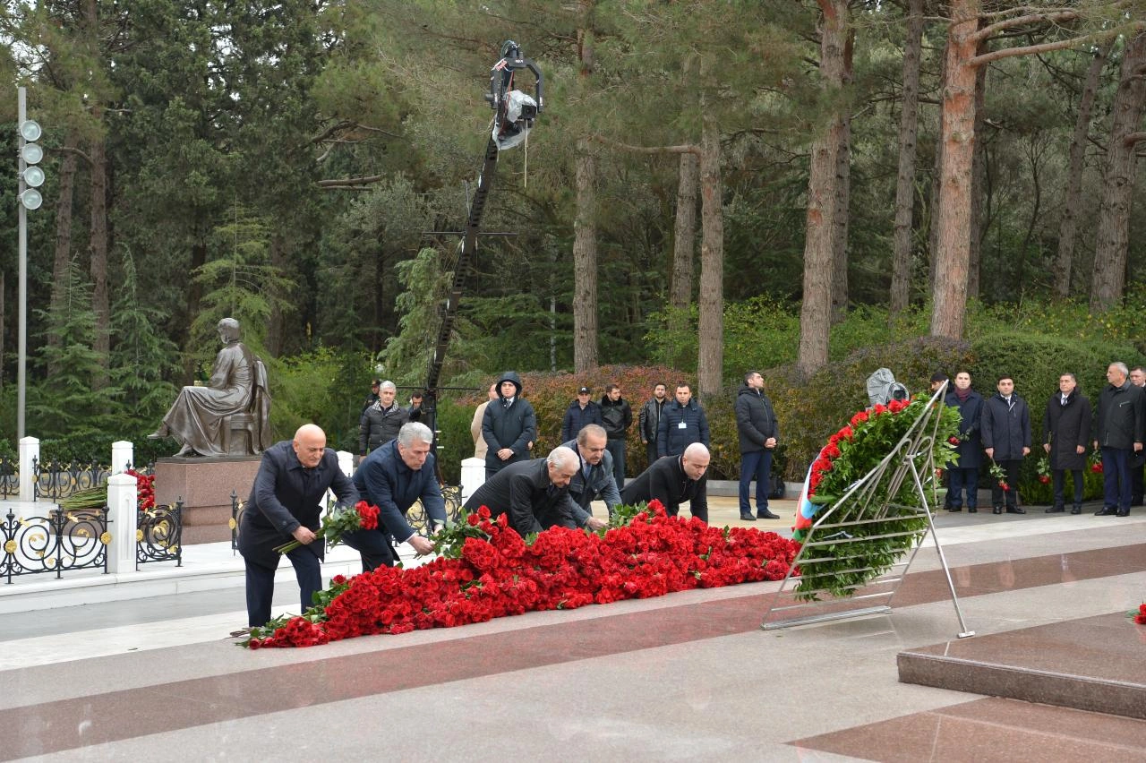 Azerbaijani Parliament staff commemorate National Leader Heydar Aliyev at Alley of Honor (PHOTO)