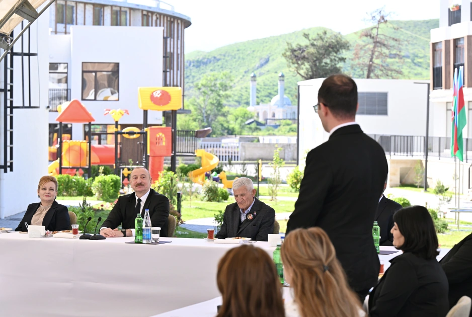President Ilham Aliyev meets with families moving to first residential complex in Zangilan city (PHOTO)