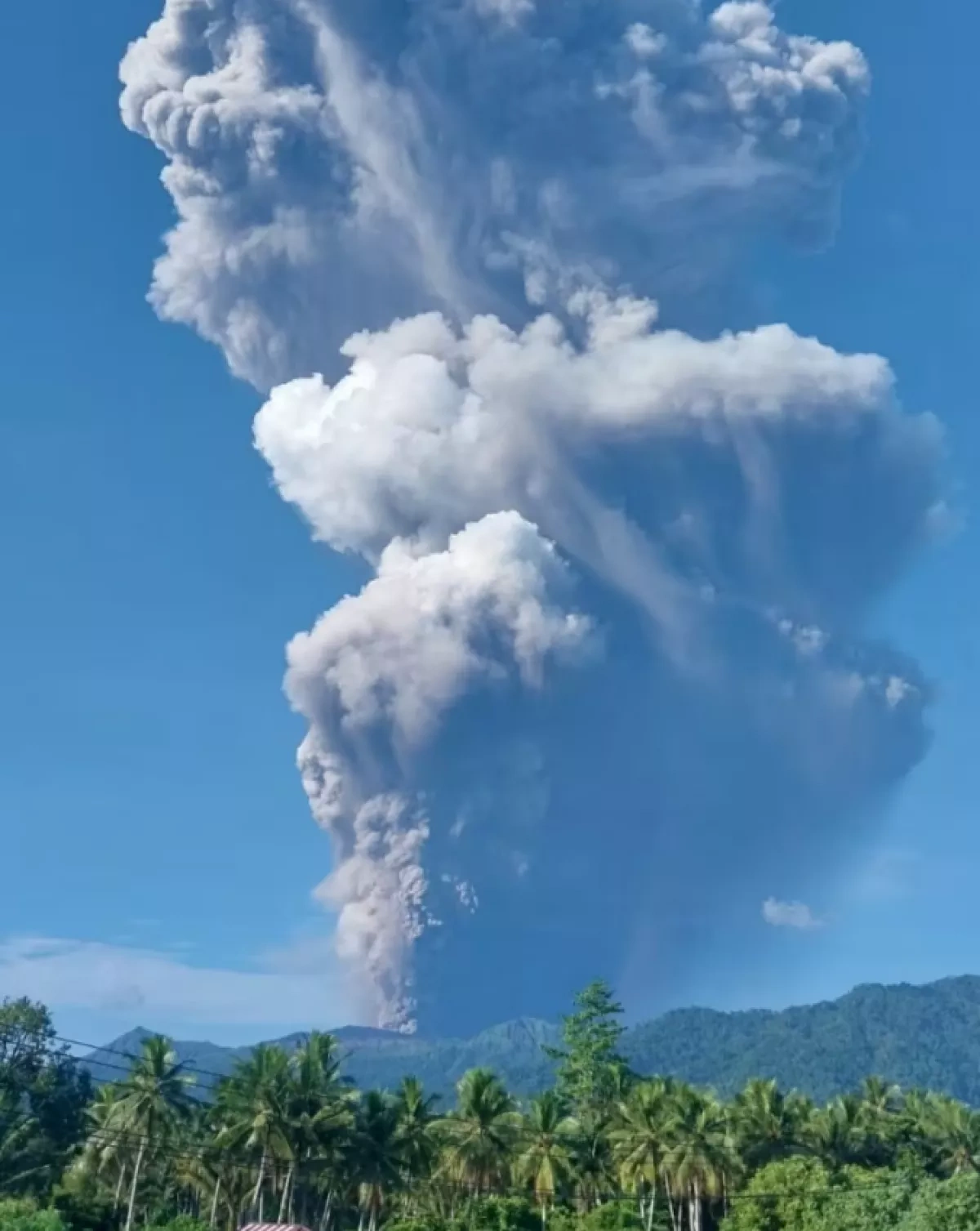 Indonesia’s Mount Dukono eruption leaves 20 hikers missing PHOTO