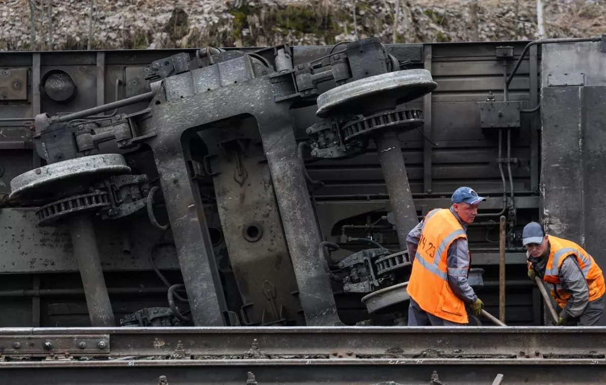 Freight train derails in Russia’s Perm region after suspected soil erosion VIDEO