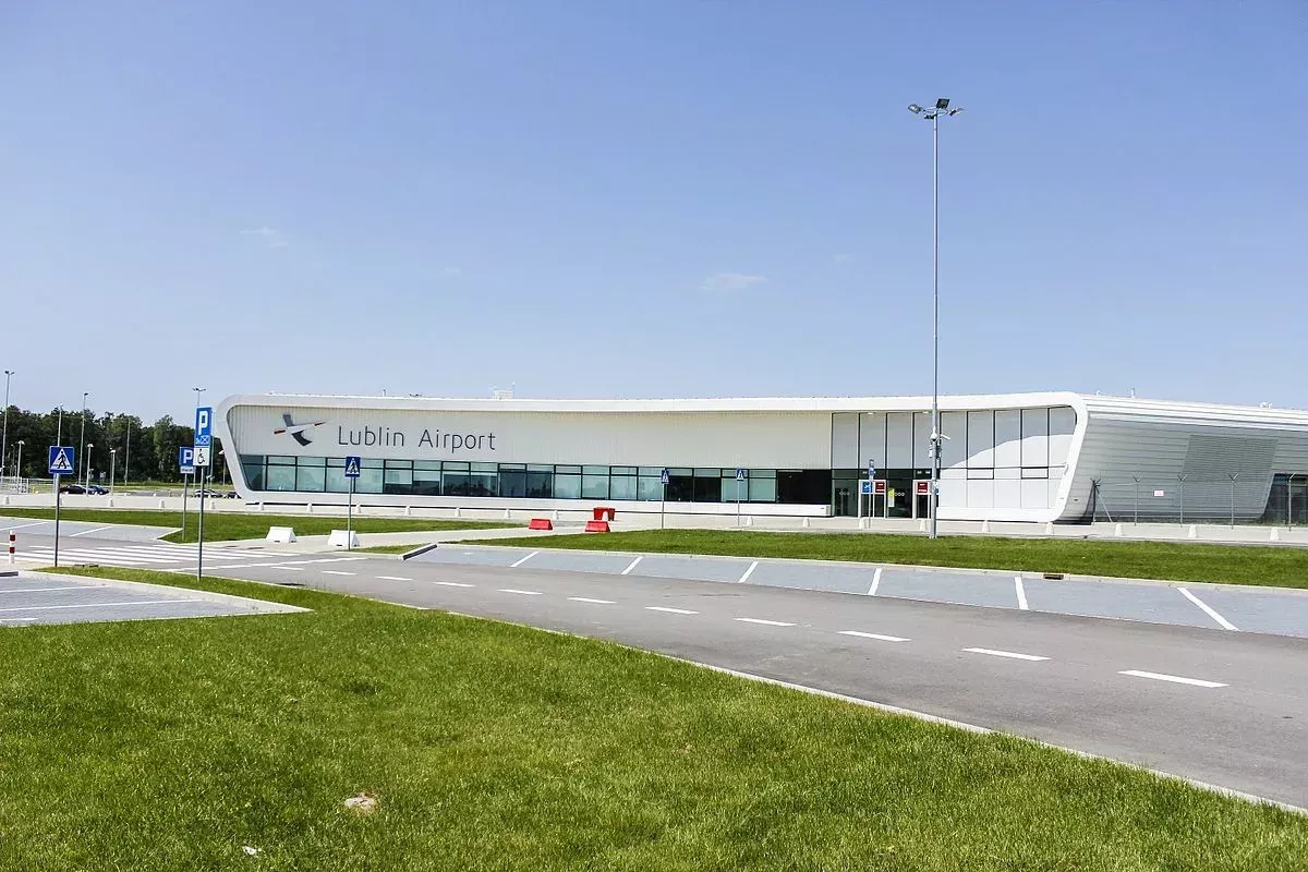 Polish airports suspend civilian flights at military request