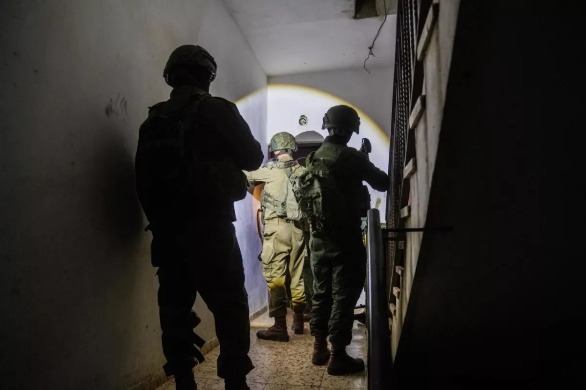 Israeli forces detain six in West Bank raids, seize weapons PHOTO / VIDEO