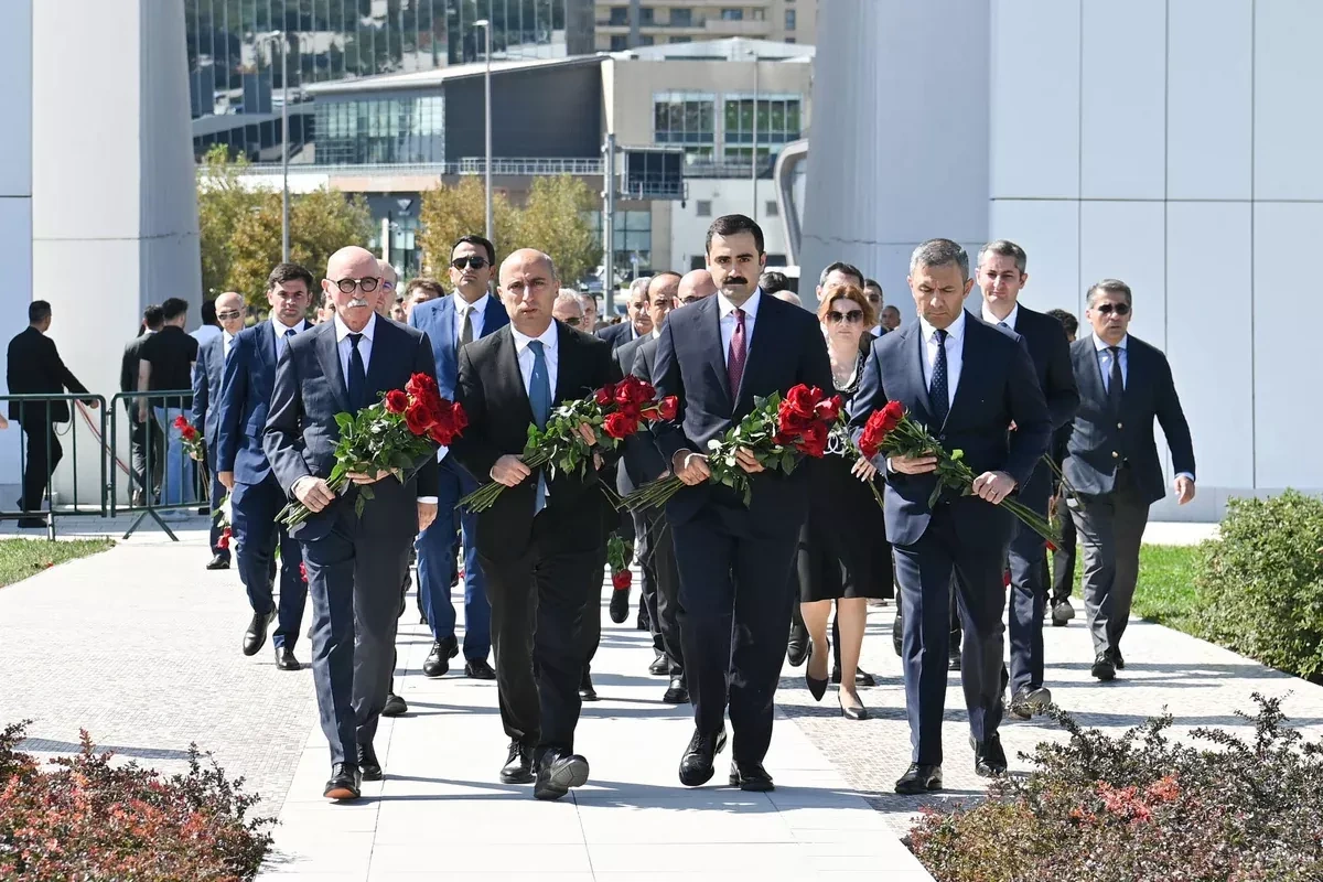 Azerbaijan's Education Ministry staff commemorate fallen heroes at Victory Park