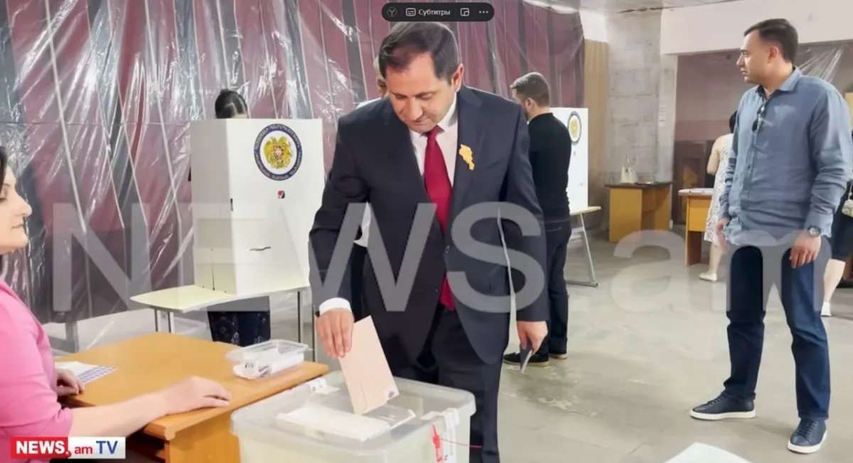 Armenian defence chief signals military duty for voters arriving from Russia PHOTO