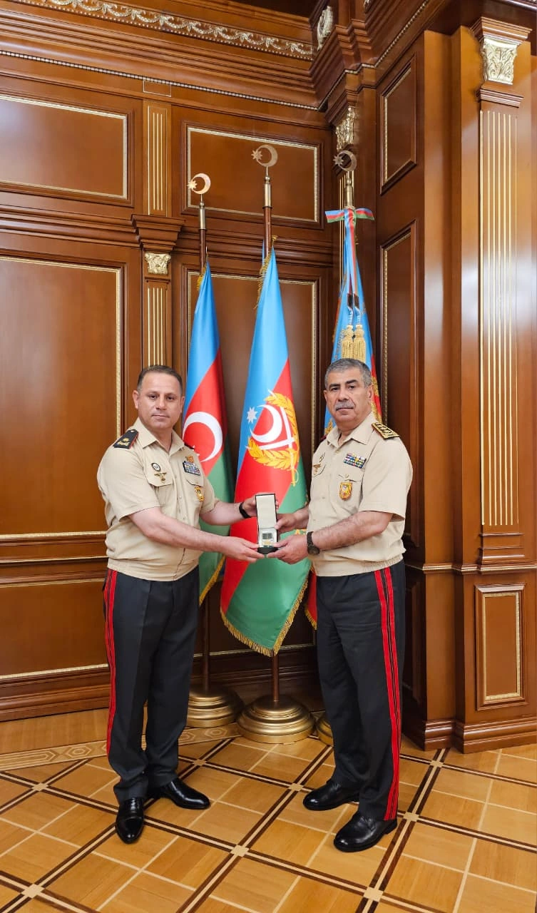 Azerbaijan’s Defense Minister awards top military commanders (PHOTO)