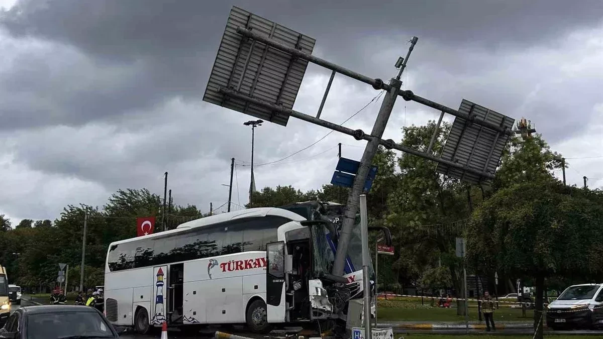 Passenger bus crash leaves 30 injured in Istanbul