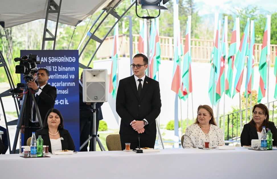 President Ilham Aliyev meets with families moving to first residential complex in Zangilan city (PHOTO)