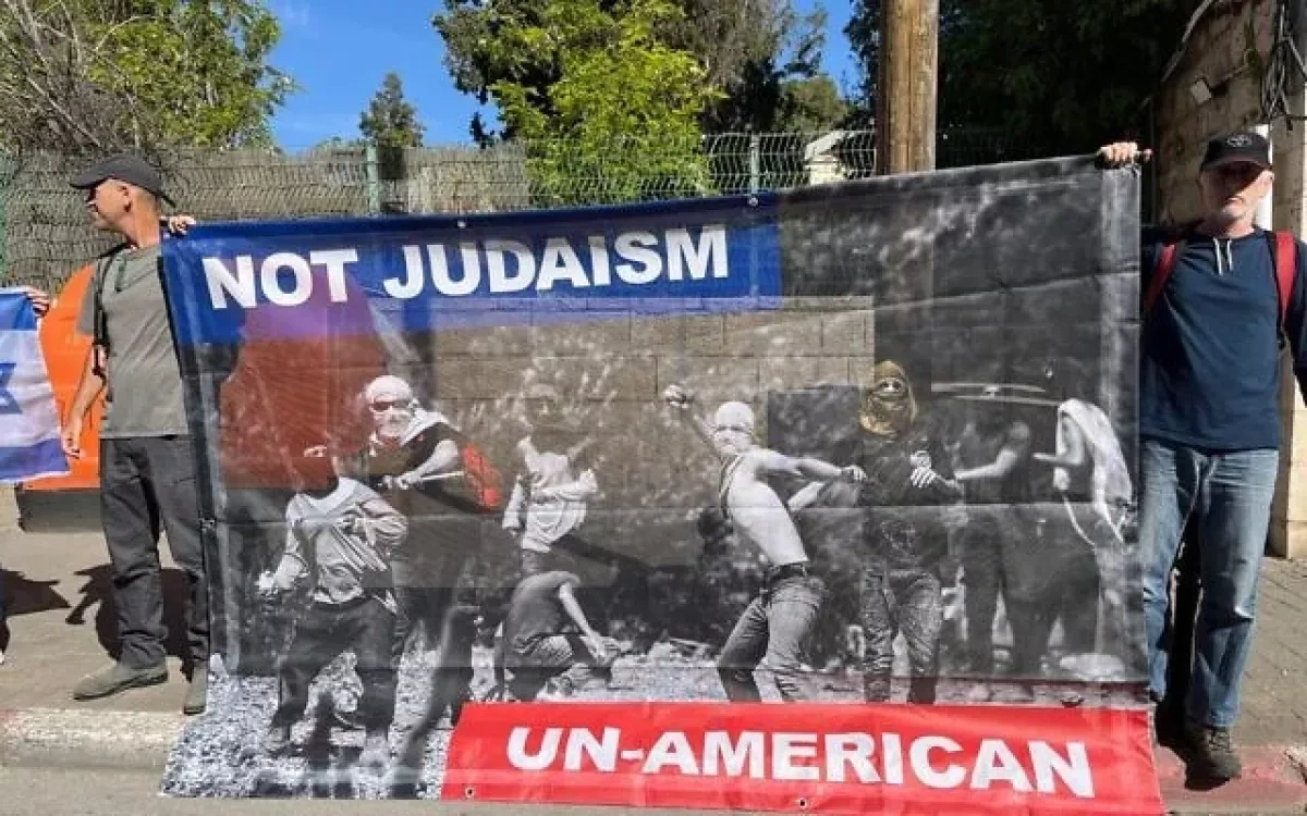 Protesters rally outside US ambassador’s Jerusalem residence VIDEO