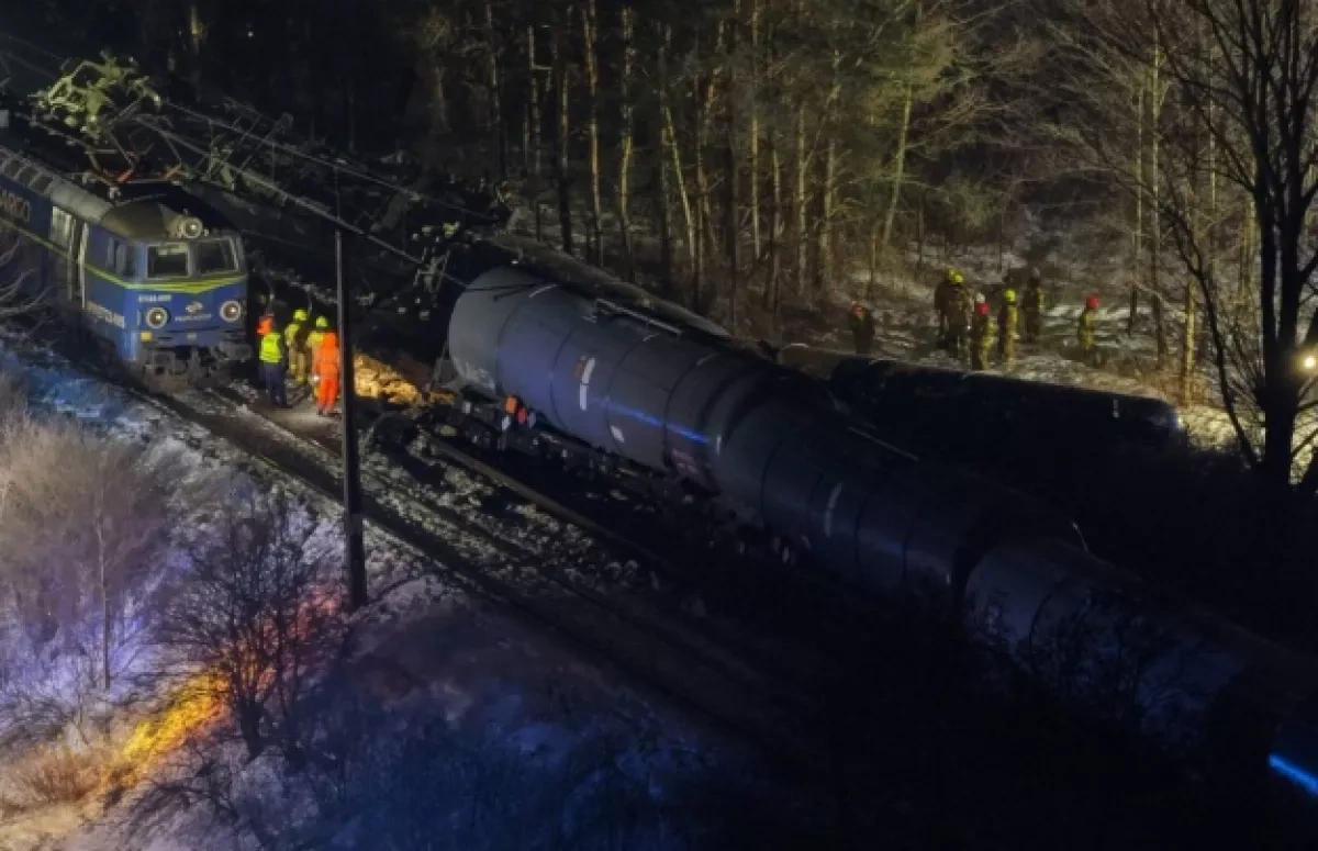 Freight train carrying diesel derails near Warsaw