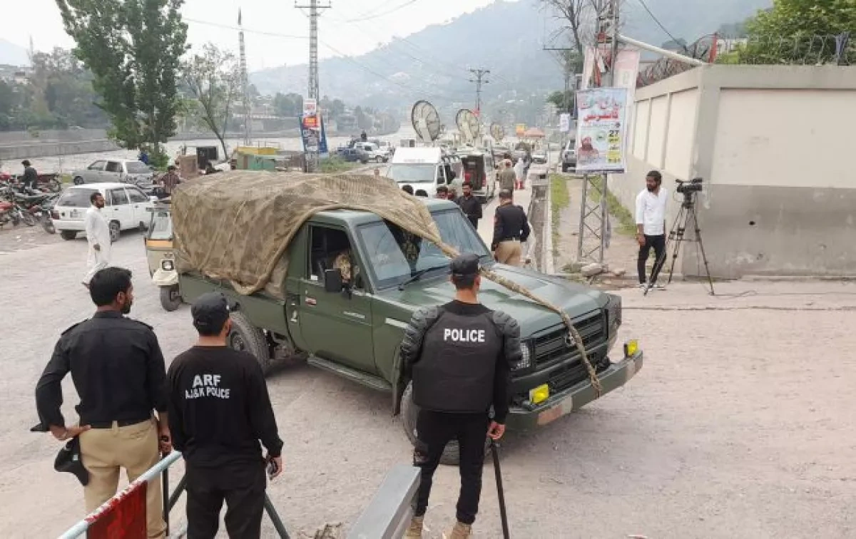 Death toll rises to 17 in suicide bombing in Pakistan UPDATED
