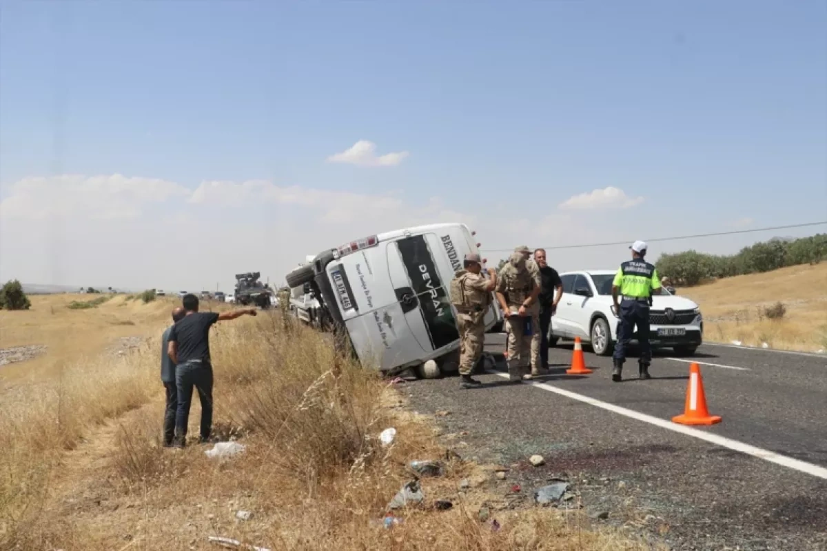 Five killed, 11 injured in minibus crash in Türkiye PHOTO