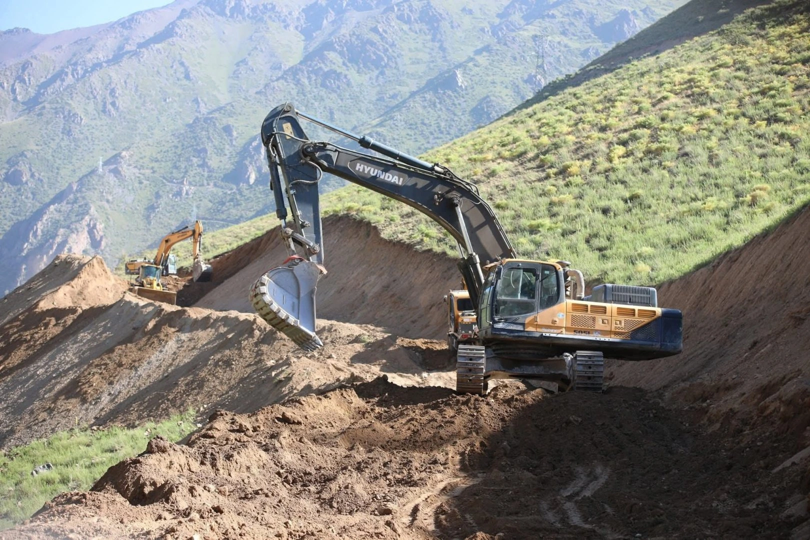 Kyrgyzstan continues development of roads in Kochkor district