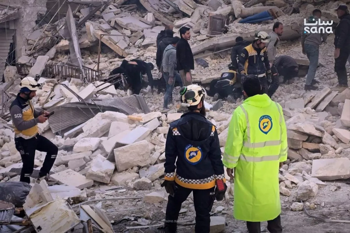 Rescue teams search for survivors after building collapse in Aleppo PHOTO