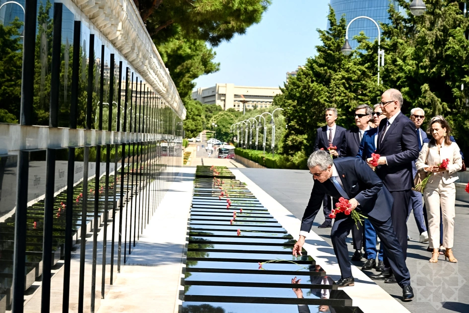 Head of Swiss Federal Department of Foreign Affairs pays tribute to martyrs in Baku (PHOTO)