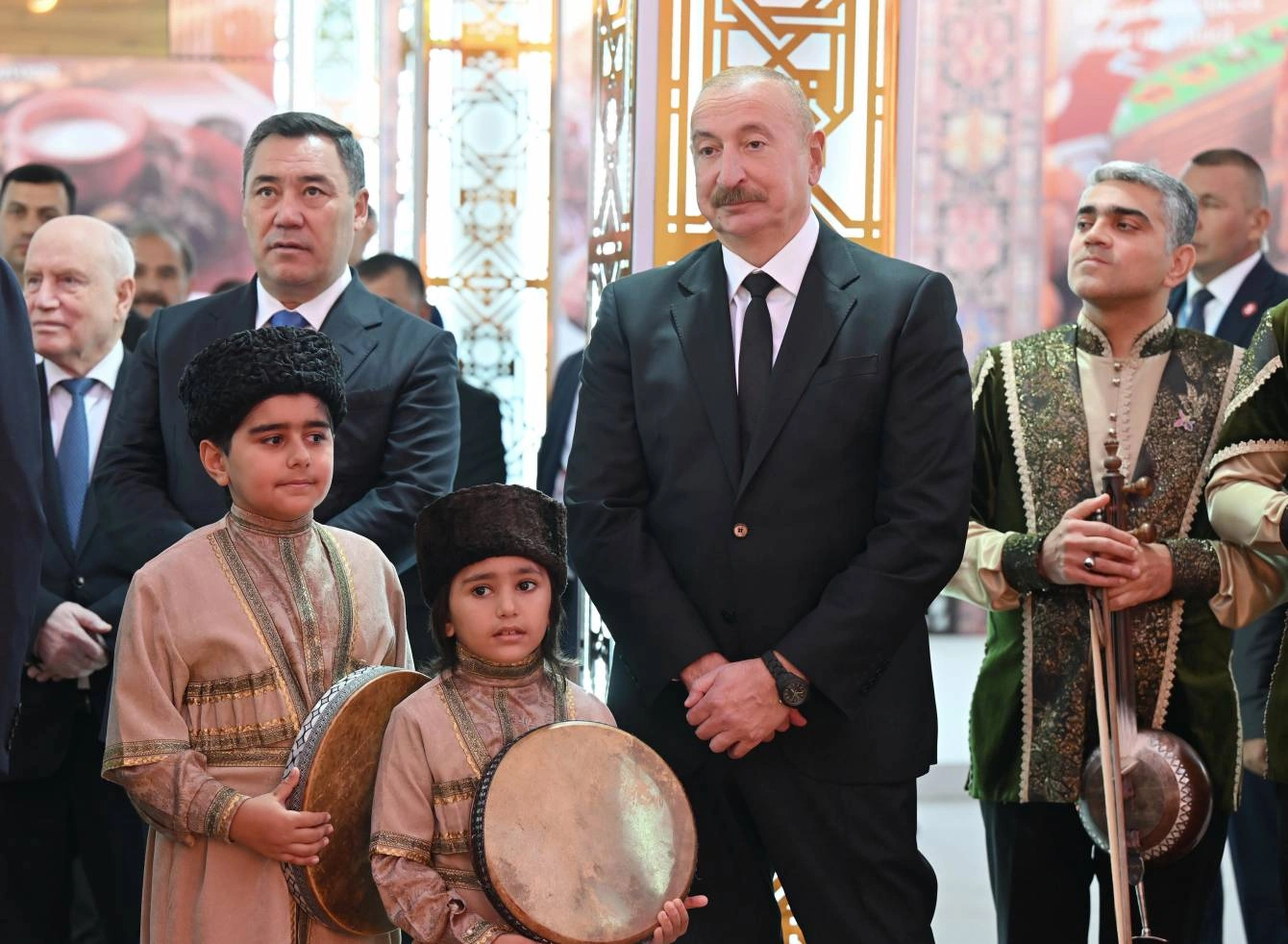 President Ilham Aliyev shares heartwarming moment with children at Turkmenbashi festival (VIDEO)