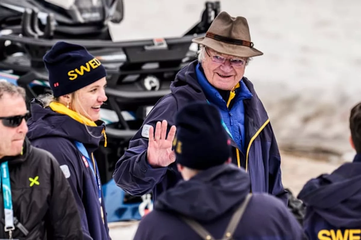 King Carl cheers up Sweden’s disappointed skiers after Olympic silver