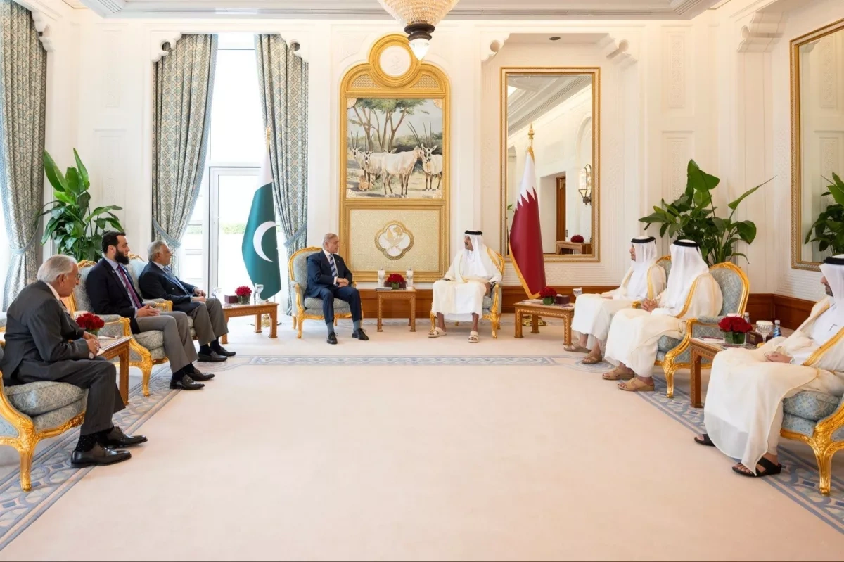 Pakistani PM meets Qatari emir in Doha