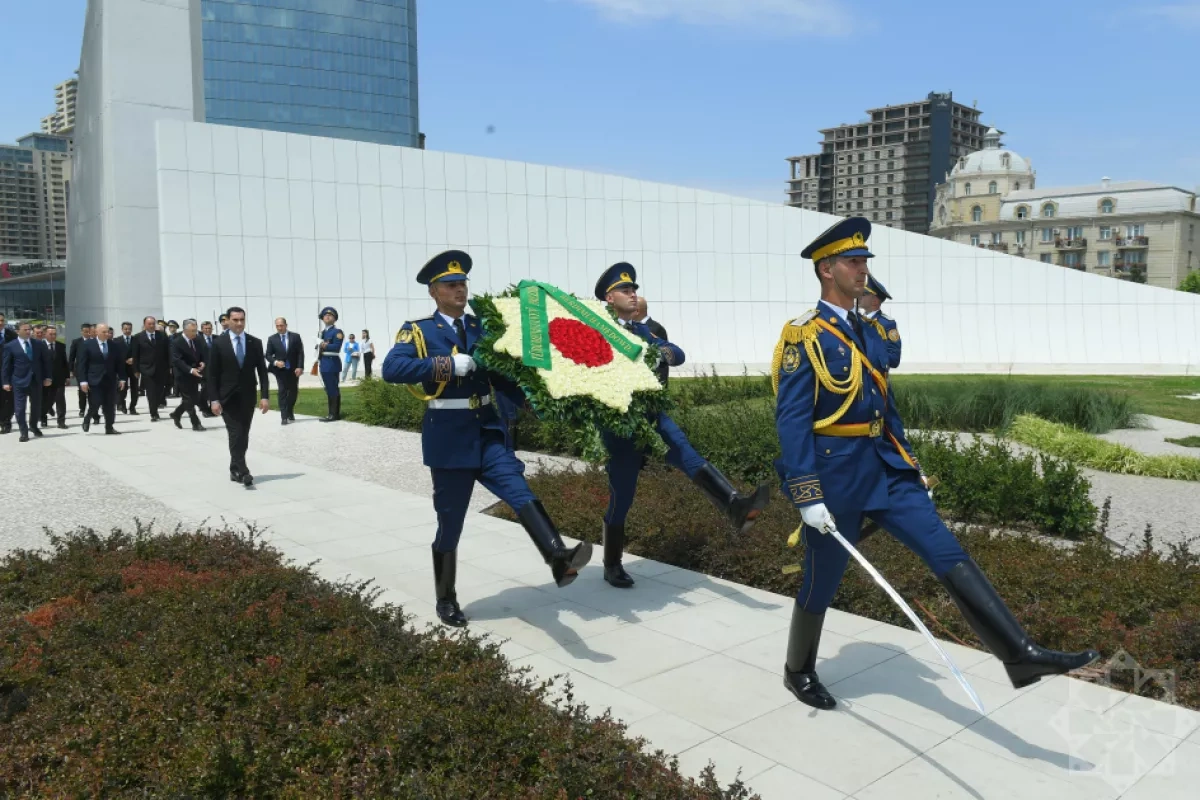 Turkmen president visits Alley of Honour, Victory Park during Baku trip PHOTO