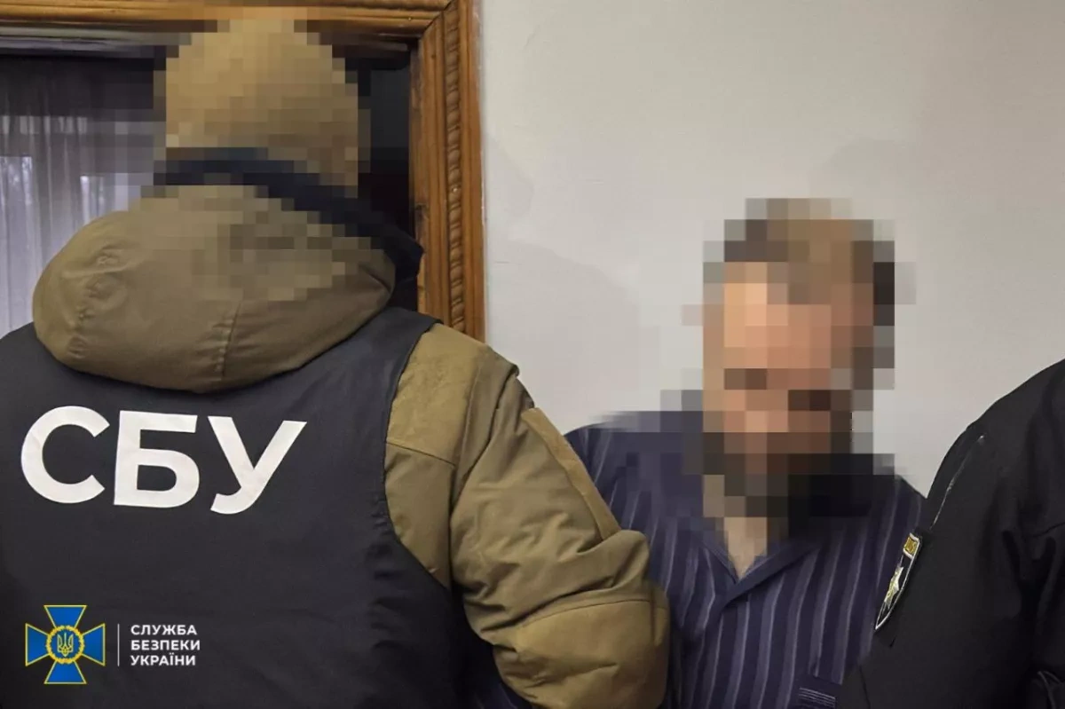 Ukraine police foil sale of large cache of frontline weapons Photo